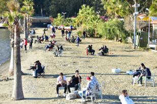 Muğla’da sıcak havayı fırsat bilenler sahil kenarlarını doldurdu