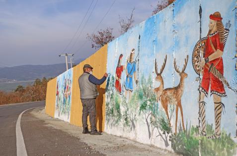 Antik kent önündeki istinat duvarı Likya figürleriyle renklendirildi